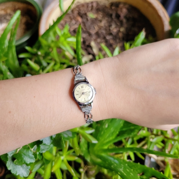 Vintage Timex Dainty Silver Watch - Picture 3 of 11